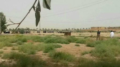 صور لخروج طالبات الجامعة بعيدا عن موقع الاشتباكات في مجمع جامعة الأنبار